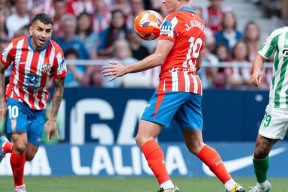 包含阿贾克斯发布备战花絮，国际比赛日刷新队史纪录，西甲任务艰巨，阵容厚度经受考验的词条