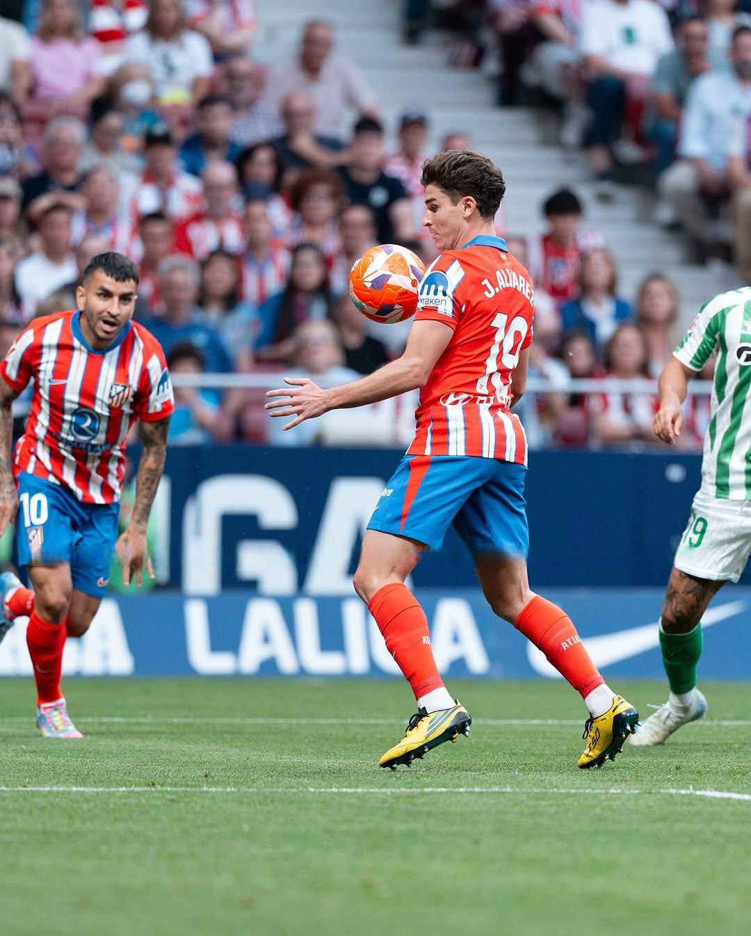 包含阿贾克斯发布备战花絮，国际比赛日刷新队史纪录，西甲任务艰巨，阵容厚度经受考验的词条