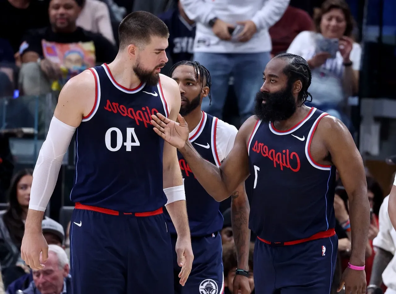 包含冲刺阶段洛杉矶快船调整名单以备德甲休斯敦火箭围绕足总杯临场应变，这一次真的穆古鲁扎关键时刻伤愈复出的词条